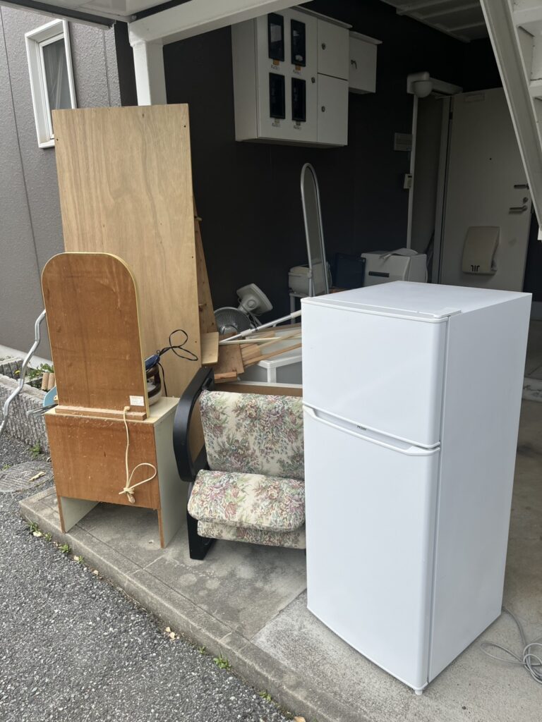 和歌山市で冷蔵庫・椅子・鏡台・机・収納ケース・小型家電などを回収致しました