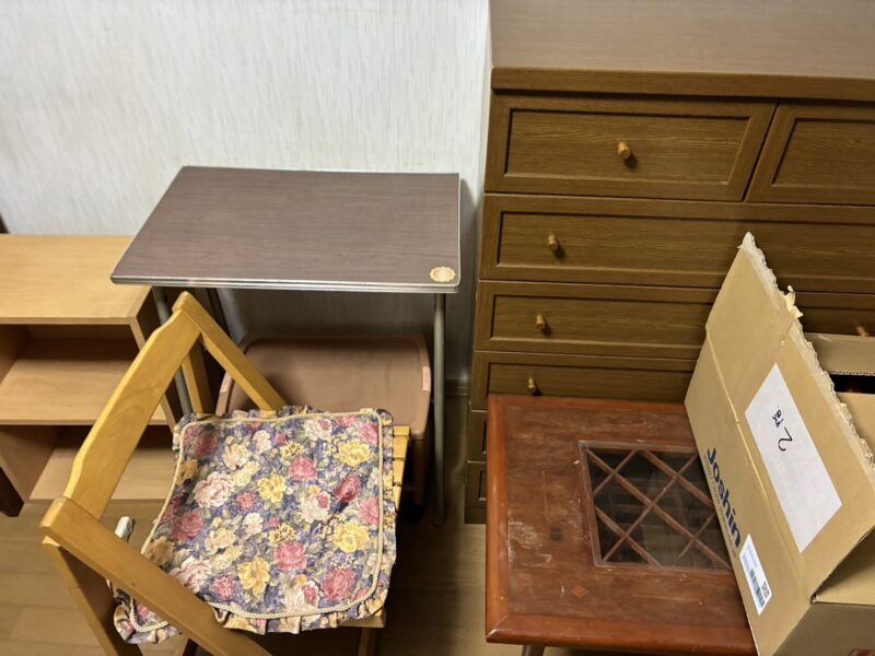 和歌山市でいらなくなったタンス・テーブル・机・小家具を回収致しました