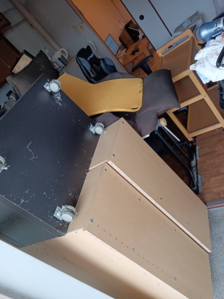 和歌山市で不用品(机・椅子・棚・健康器具・その他諸々、、、)を回収致しました